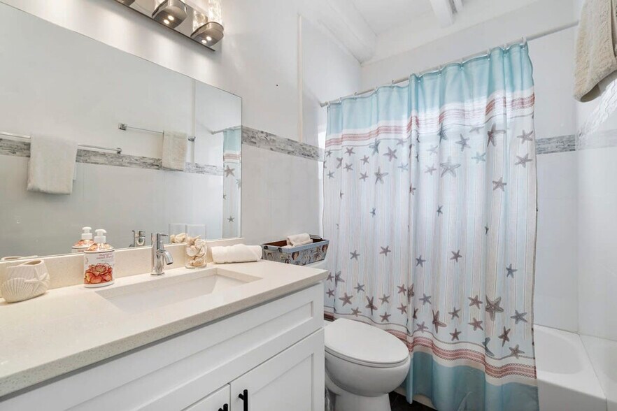 Building Photo - 2407 NE 33rd Ave