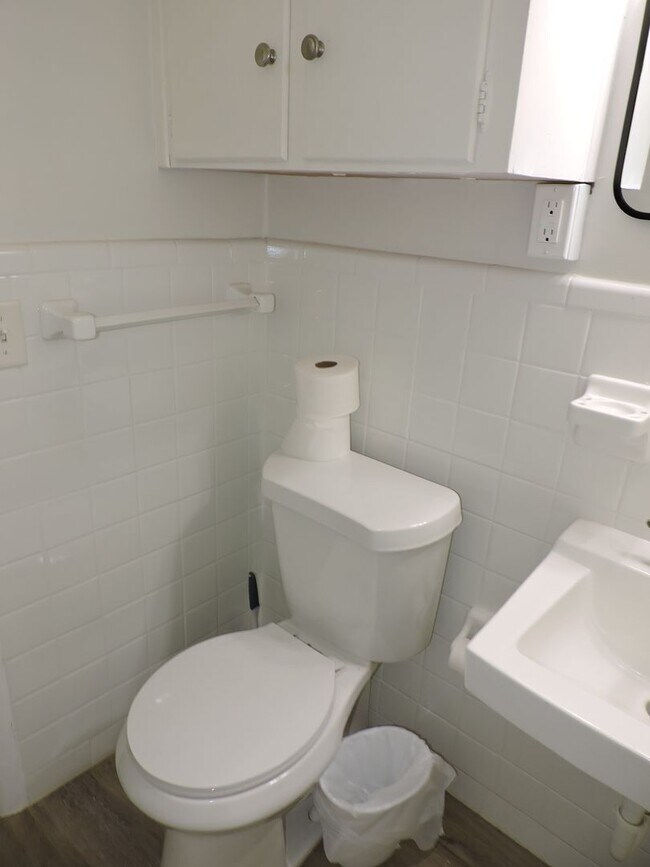 Building Photo - Convenient Northeast location!