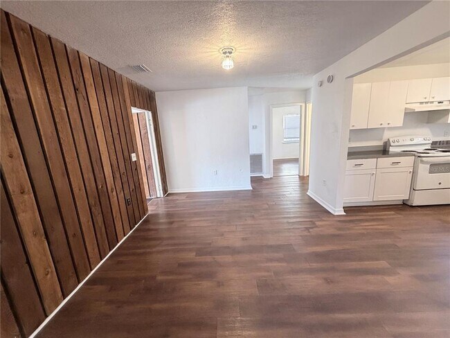 Building Photo - 2240 Jungle St