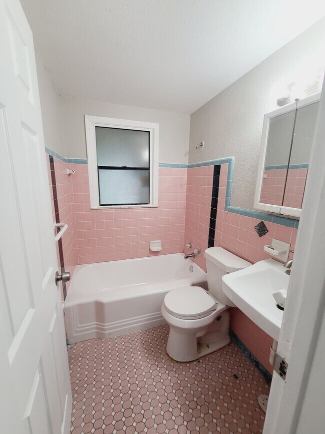 Building Photo - Three Bedroom One Bathroom Cottage in Palmetto Park, St. Petersburg