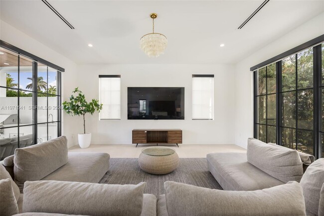 Building Photo - 885 NE 76th St