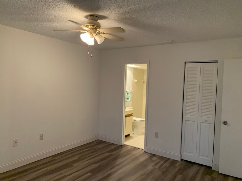 Building Photo - 5310 Royal Palm Ave