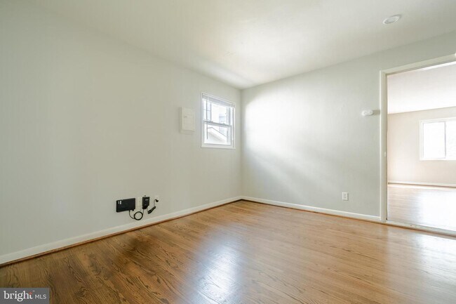 Building Photo - 728 N Wakefield St