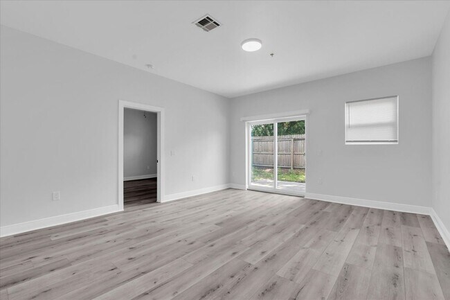 Building Photo - 705 S Orange Ave