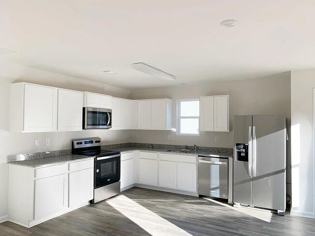 Building Photo - 142 Queens Cir