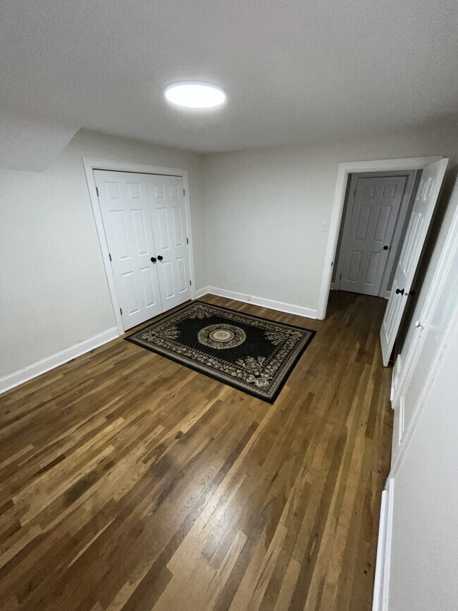 Building Photo - 1910 Hst W 10th St