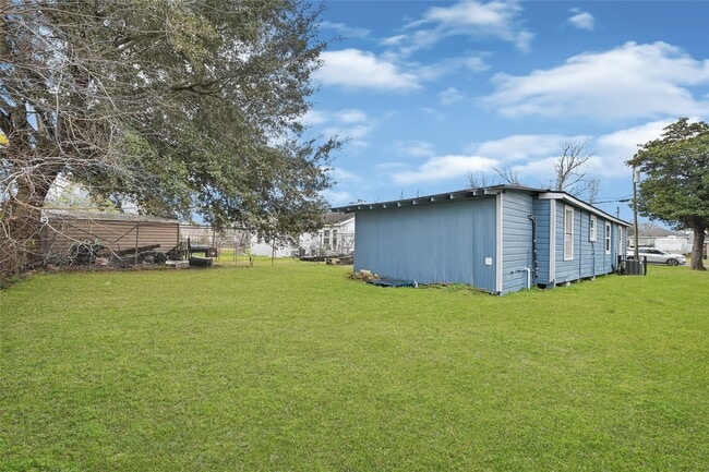 Building Photo - 6218 Woodrow St