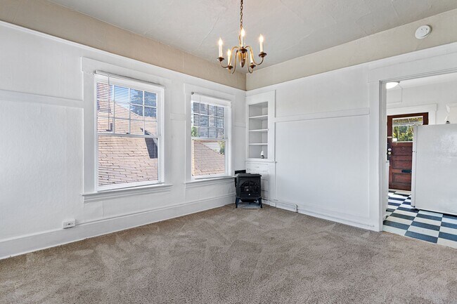 Building Photo - 1 Bedroom with den close to SW! Walking di...