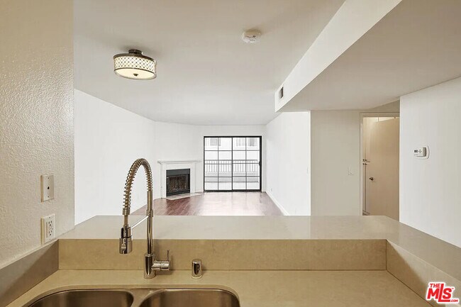 Building Photo - 909 Croft Ave