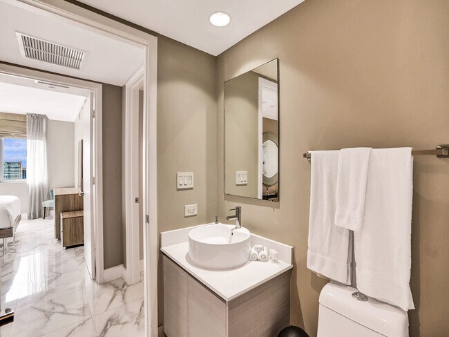 Building Photo - 2602 E Hallandale Beach Blvd
