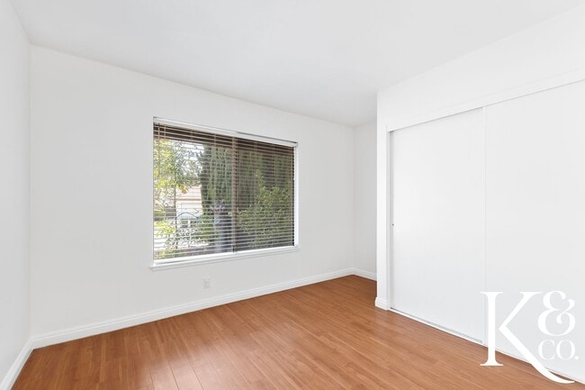 Building Photo - 559 W Avenida De Las Flores