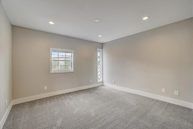Building Photo - 935 La Posada Dr