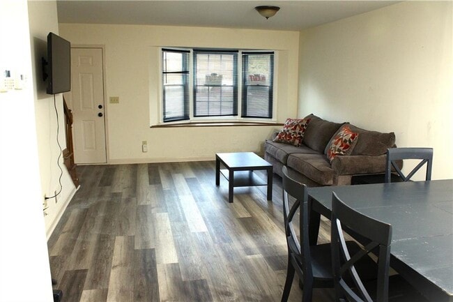 Building Photo - 1235 Sweet Pine Dr