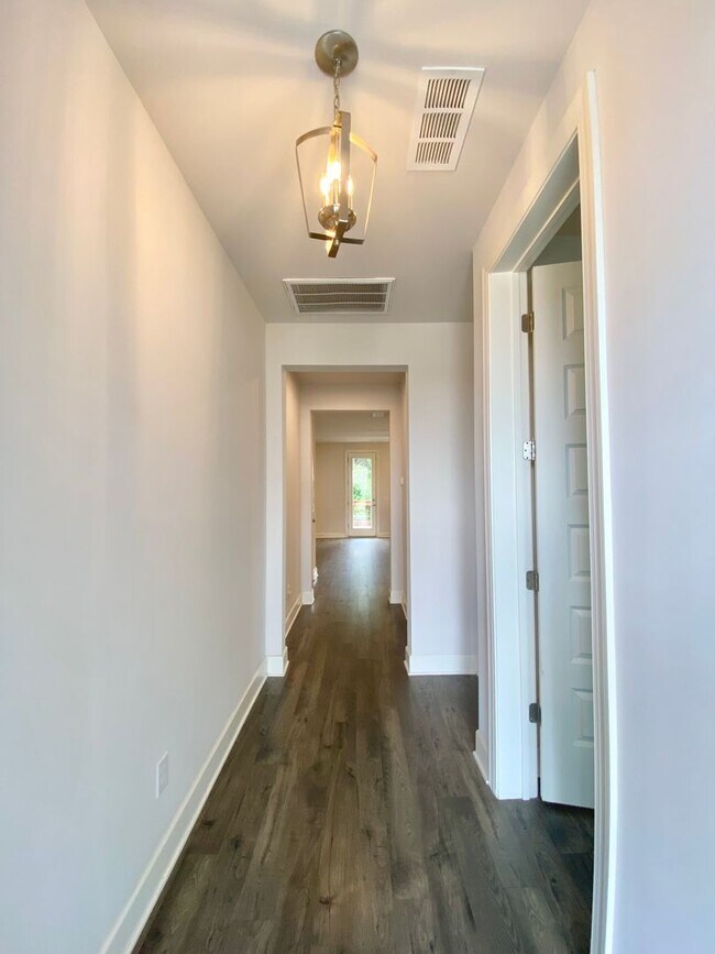 Building Photo - 4 Bedroom, 3 Bath Home w/ 2 Car Garage