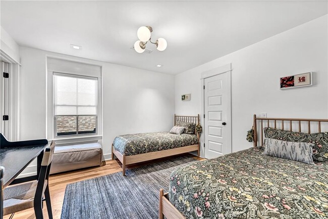 Building Photo - 242 SW D St