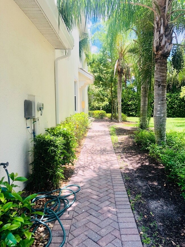 Building Photo - Milano - 3BR/2BA Unfurnished Townhome in N...