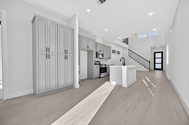 Building Photo - 4330 Avron Dr