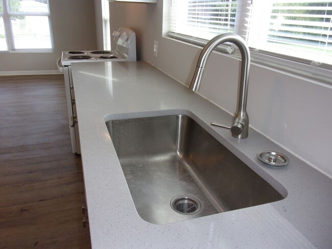 Building Photo - Completely Remodeled 2 Bedroom 1 Bath Home