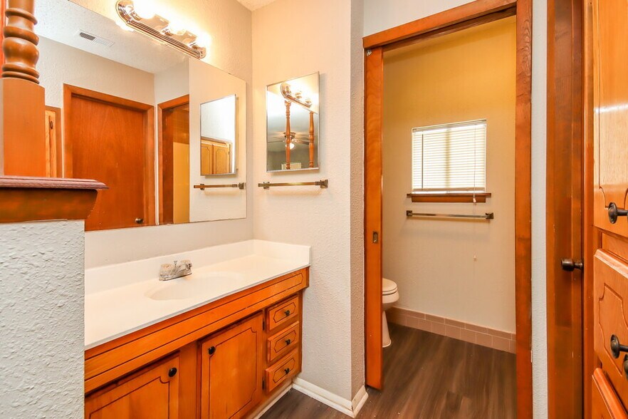 Building Photo - 901 Westmont Dr