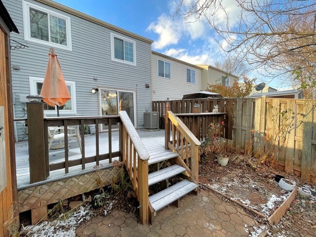 Building Photo - Newly Renovated 3 Bed 2.5 Bath Townhome With A Fenced Yard In Bannerwood Community