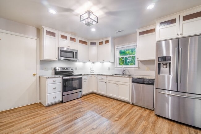 Building Photo - Beautiful 3 bedroom 2 bath house w/attached garage.