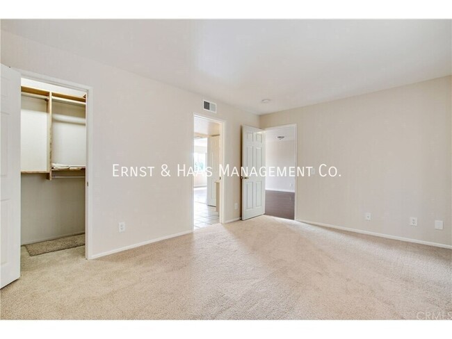 Building Photo - Beautiful Third Floor Condo with City Views!