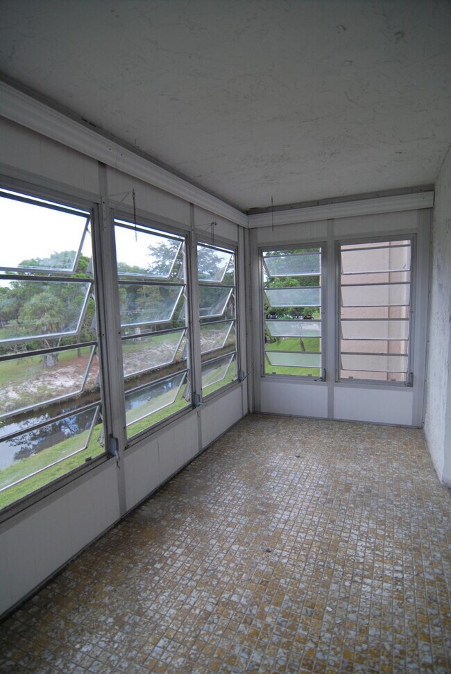 Building Photo - 729 Lori Dr