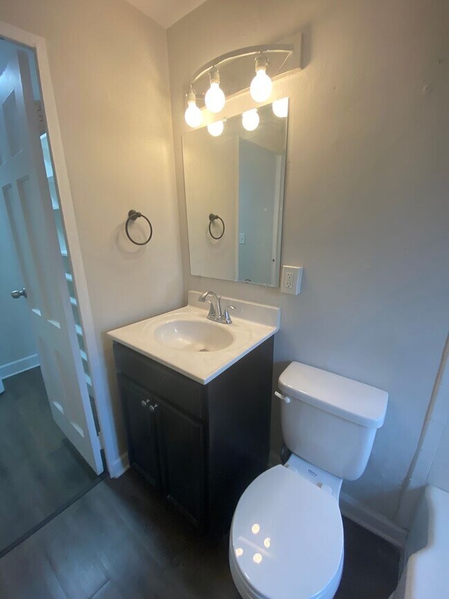 Building Photo - Renovated Studio Apt in Dogtown!