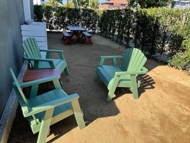 Building Photo - 2 Bed / 1 and 1/2 Bath Townhouse in Highla...