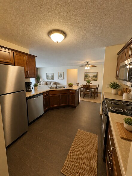 3BR, 2BA - Kitchen - Elm Creek Commons