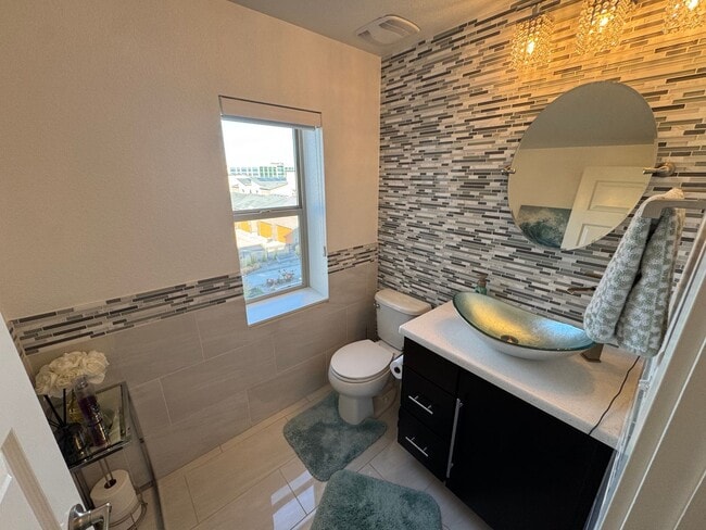 Building Photo - Luxury Lone Tree Living