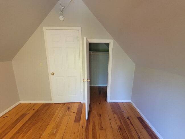 Building Photo - AVAILABLE JUNE 1st - 5 Bed 1.5 Bath Located In East Hillside