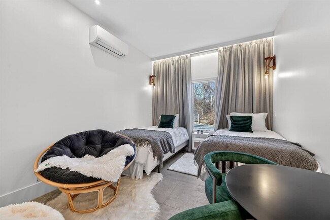 Building Photo - 443 Clove Rd