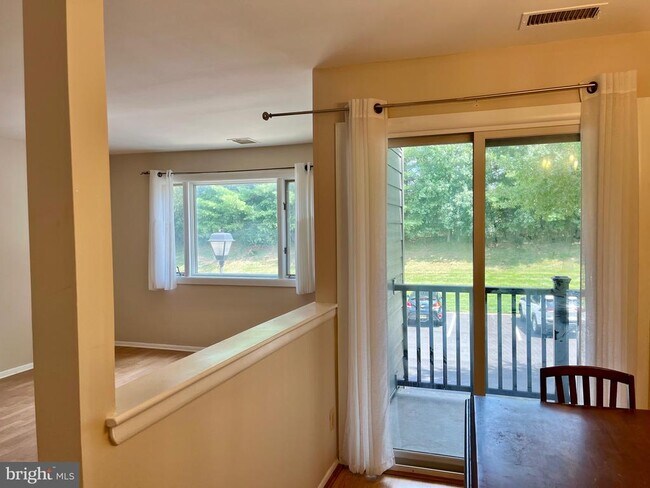 Building Photo - 2217 Sayre Dr