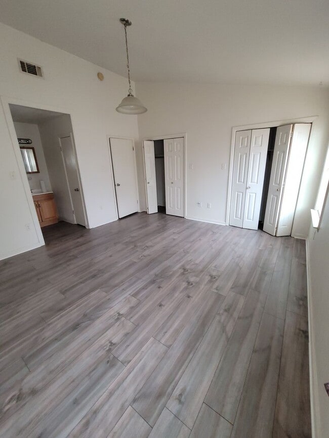 Building Photo - Holiday Deposit Special!  $1300!!!