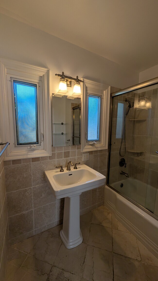 Building Photo - 829 Pordon Ln