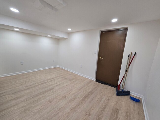 Building Photo - 454 Colonial Dr
