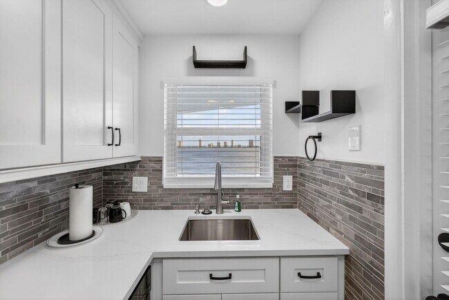 Building Photo - 100 Shore Ct