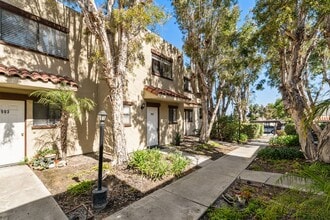 Building Photo - 2 Bedroom 1.5 Bath Townhome with  pvt patio (AC/Pool/Gated Parking/EV Chargers)