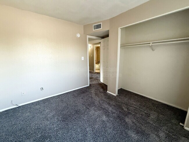 Building Photo - 5244 W Lynwood St