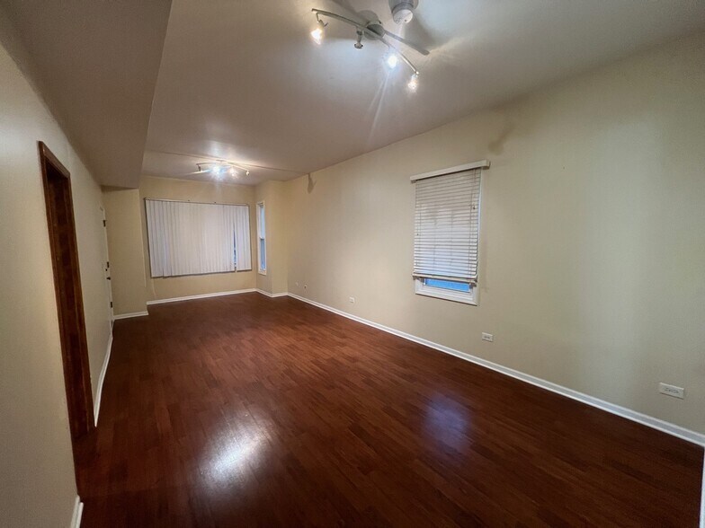 Building Photo - 2028 N Hamlin Ave