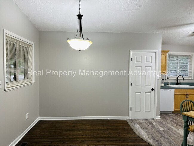 Building Photo - Oak Park Mid-Century Modern Beauty!