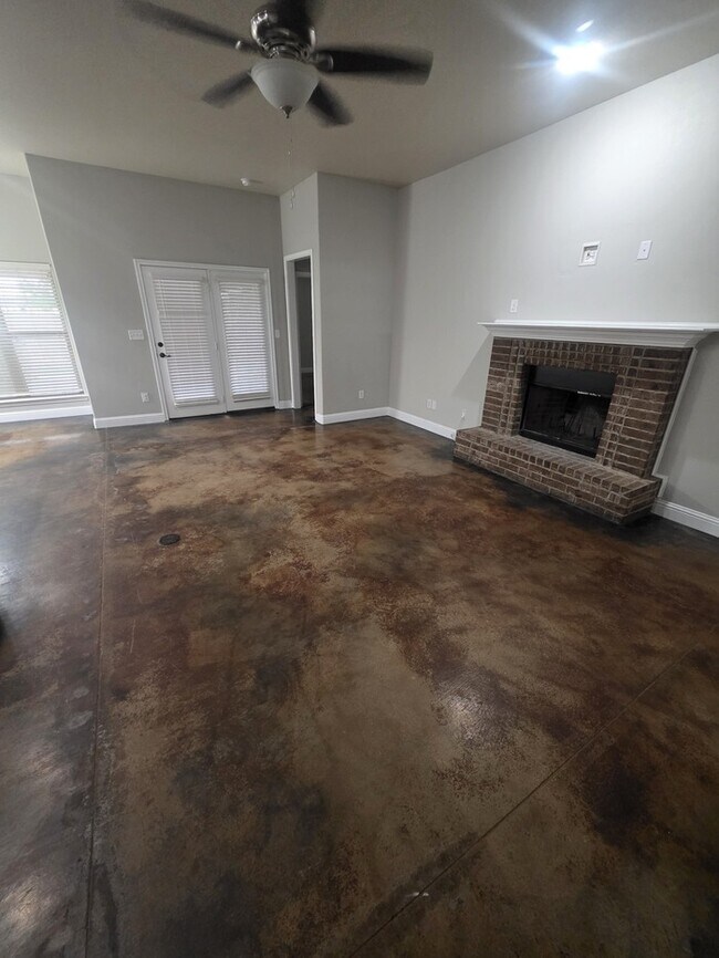 Building Photo - 3 bed 2 bath home with 2 car garage in Legends Park!
