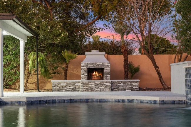 Building Photo - 8525 E Clarendon Ave