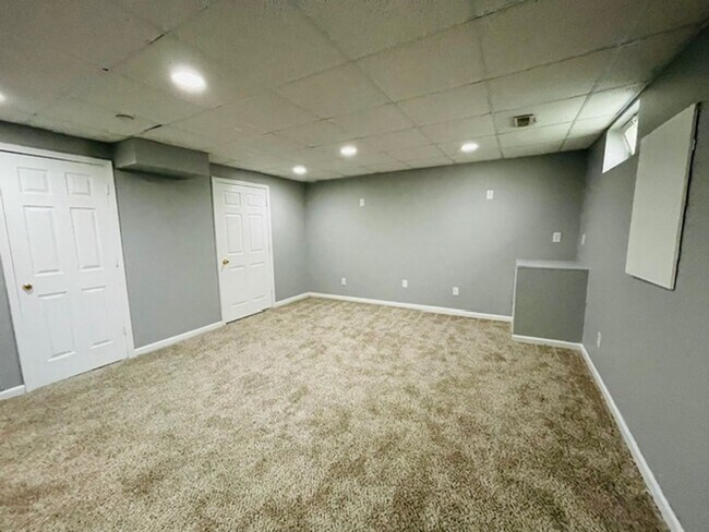 Building Photo - 8575 Fernbrook Dr