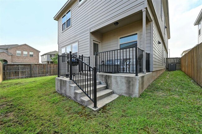 Building Photo - 100 Comet Dr