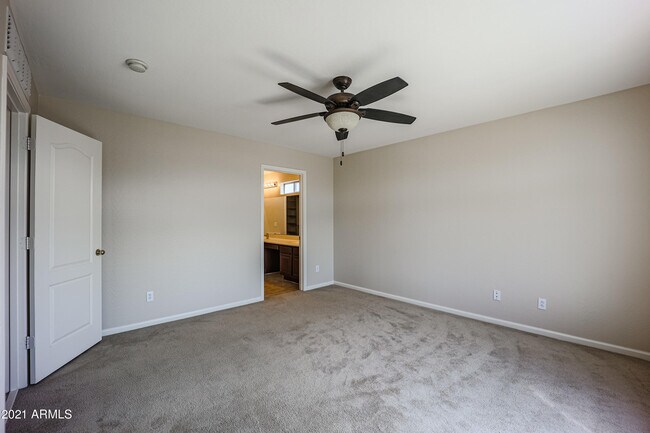 Building Photo - 10938 W Meadowbrook Ave