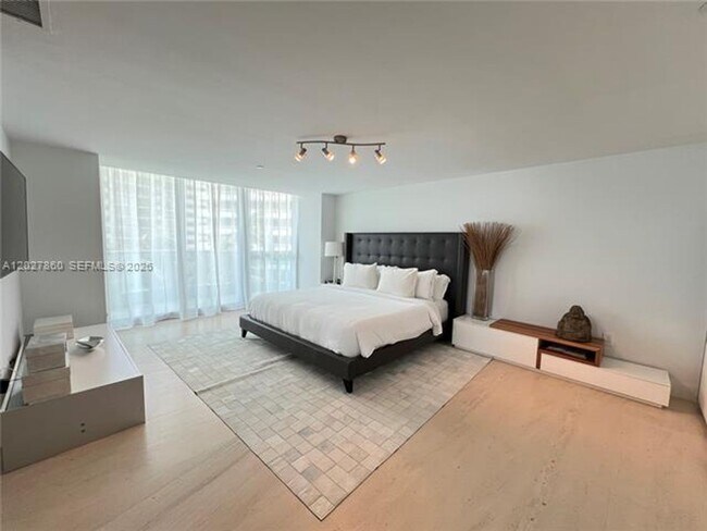 Building Photo - 1331 Brickell Bay Dr