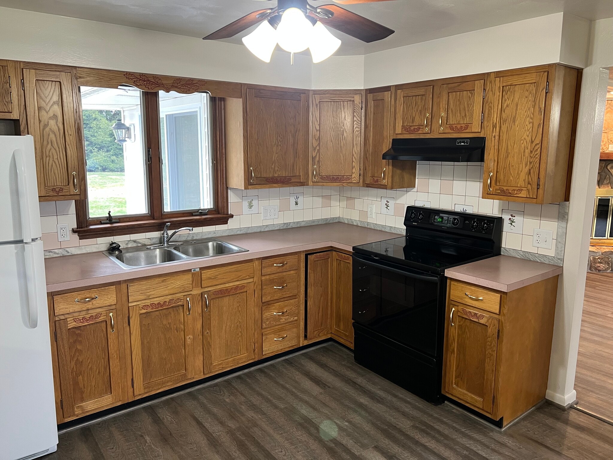 Kitchen - 49980 N Park Cir