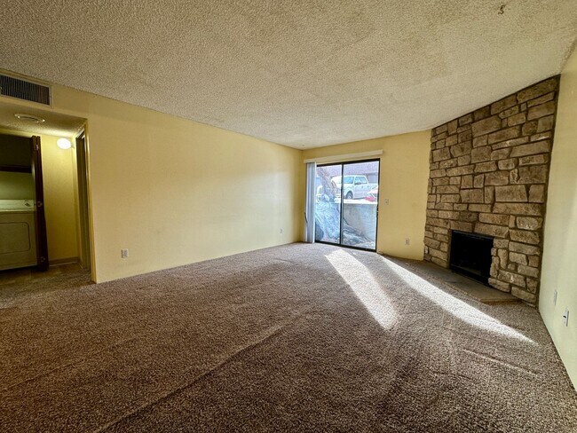 Building Photo - Lovely 1 Bedroom, 1 Bathroom Lakewood Cond...